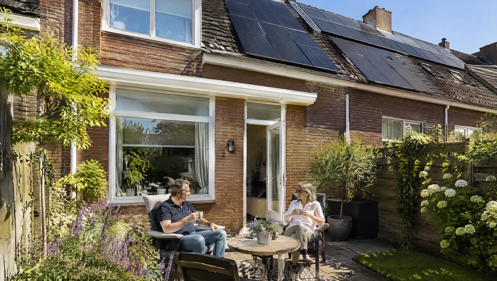 Stel op het terras van hun rijtjeshuis met zonnepanelen